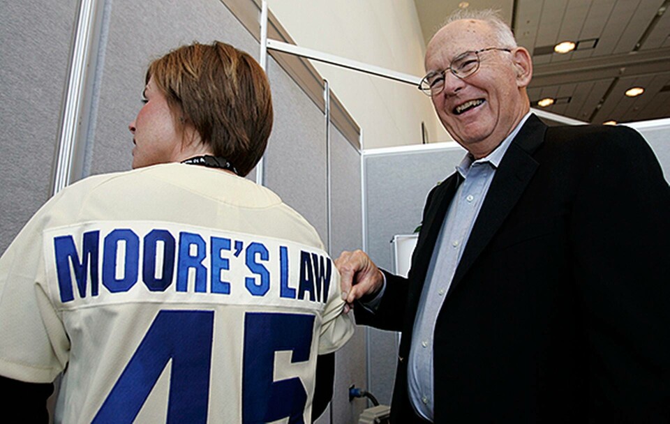 Gordon Moore möter sin egen lag - som tröjtryck, bild från år 2007. Foto: TT / Paul Sakuma Gordon Moore möter sin egen lag - som tröjtryck, bild från år 2007. Foto: TT / Paul Sakuma