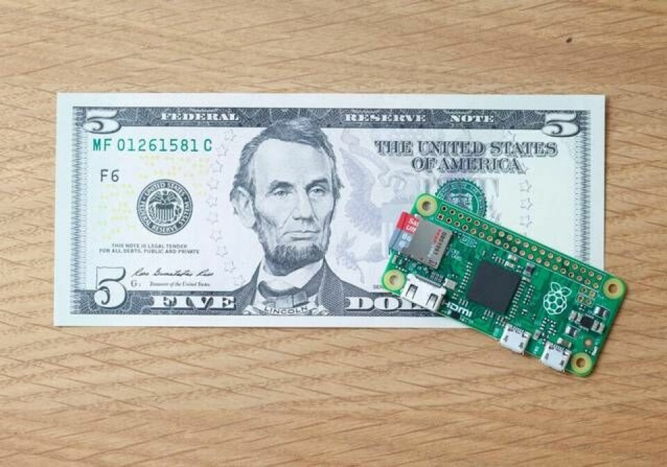 En Raspberry Pi Zero jämfört med en amerikansk femdollarsedel. Foto: Raspberry Pi Foundation