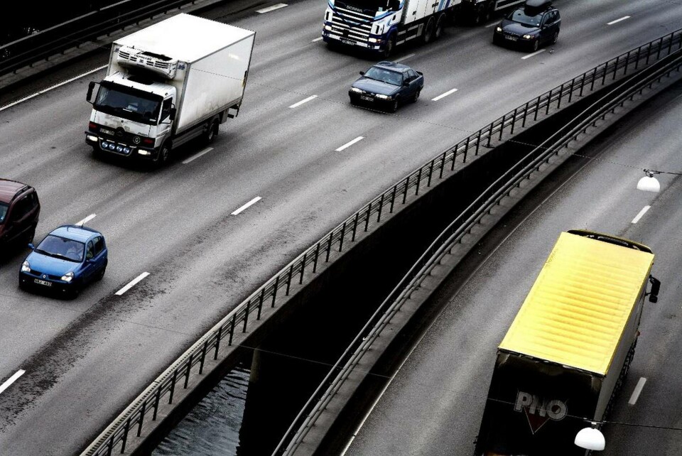 Många långtradare kör med mycket luft i lasten. Med bättre logistik minskar utsläppen från transporterna dramatiskt. Foto: Yvonne Åsell / SvD / TT Många långtradare kör med mycket luft i lasten. Med bättre logistik minskar utsläppen från transporterna dramatiskt. Foto: Yvonne Åsell / SvD / TT