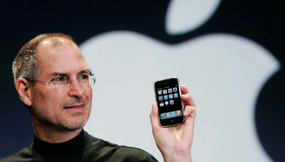 Steve Jobs visar upp Iphone år 2007.