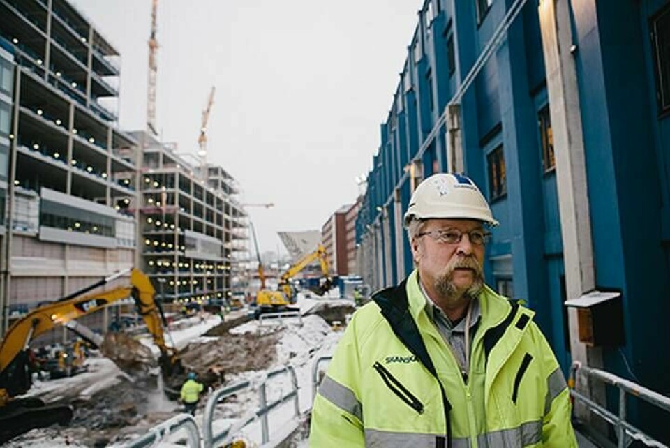 Nya Karolinska Solna är Skanskas största byggprojekt någonsin. Tio huskroppar ska stå klara senast 2017 och i dagsläget är omkring 2 000 personer involverade i arbetet. Enno Korell är arbetsledare på en del av bygget. Foto: Christian Rehn