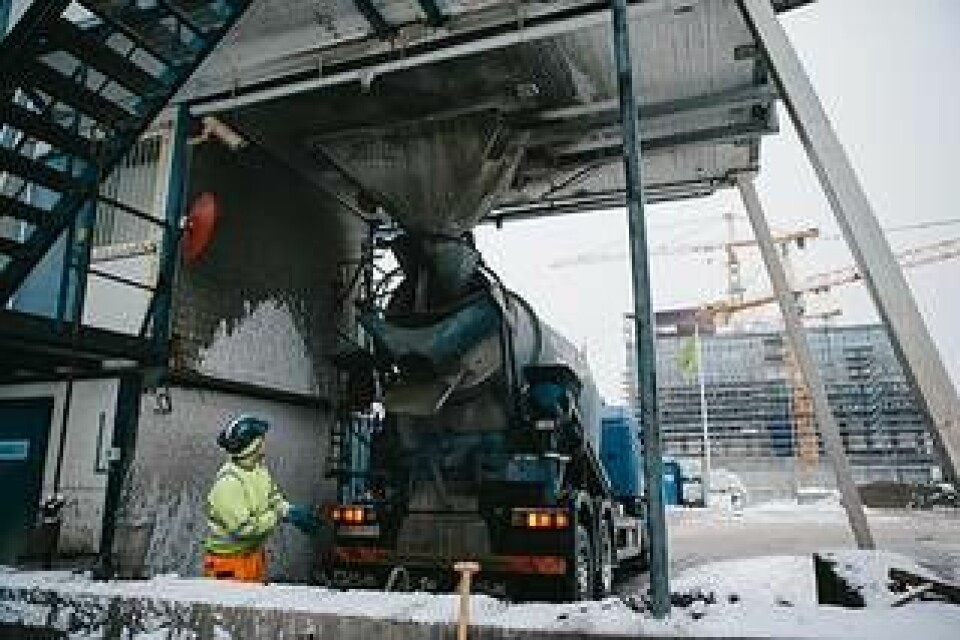 På byggarbetsplatsen har Skanska anlagt en betongfabrik för att minska på antalet transporter. Ibland kan fabriken även förse andra byggen med betong. Foto: Christian Rehn