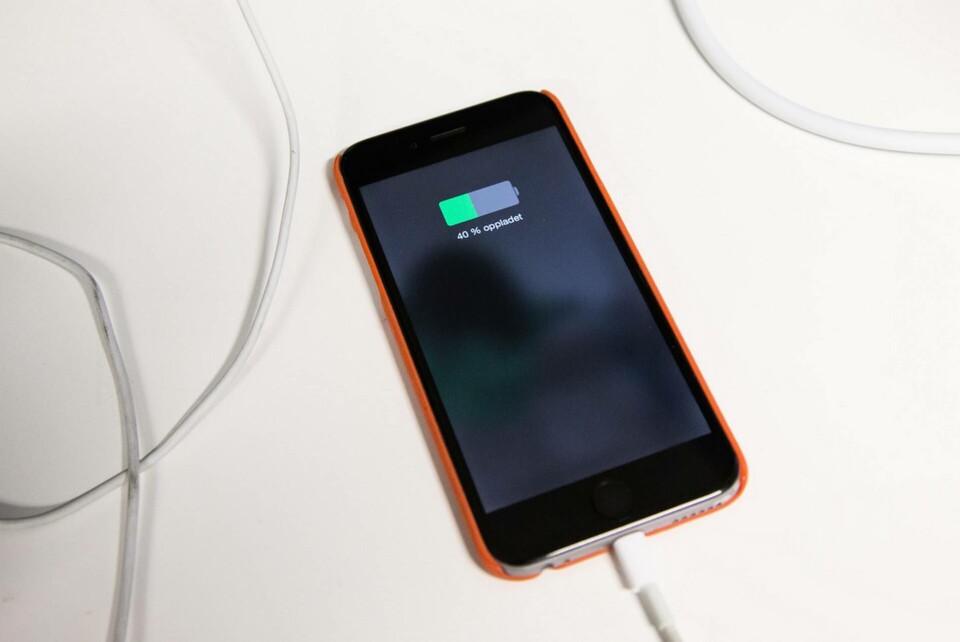 Nästan alla smarta telefoner har batterier som klistrats fast och är svåra att byta. Arkivbild. Foto: Audun Braastad/NTB/TT Nästan alla smarta telefoner har batterier som klistrats fast och är svåra att byta. Arkivbild. Foto: Audun Braastad/NTB/TT