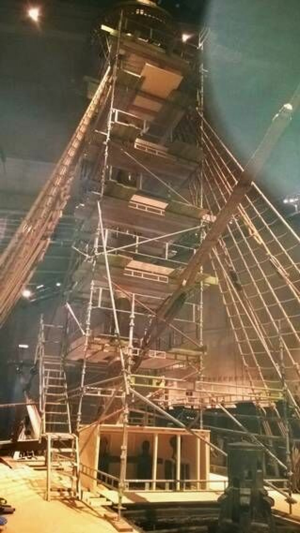 Vasas mast undersöks i jakt på sprickor. Klicka på bilden för en större version.
