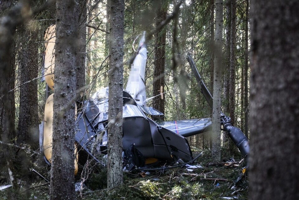 Varför en helikopter kraschade i skogen nära flera hus utanför Leksand är fortfarande oklart. Foto: Henrik Hansson/TT Varför en helikopter kraschade i skogen nära flera hus utanför Leksand är fortfarande oklart. Foto: Henrik Hansson/TT