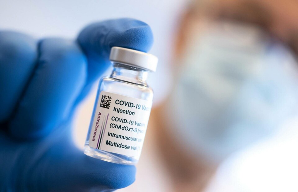 Personer som är yngre än 65 år bör inte vaccineras med Astra Zenecas vaccin Vaxzevria, är det senaste beskedet från Folkhälsomyndigheten. Foto: Johan Nilsson/TT Personer som är yngre än 65 år bör inte vaccineras med Astra Zenecas vaccin Vaxzevria, är det senaste beskedet från Folkhälsomyndigheten. Foto: Johan Nilsson/TT
