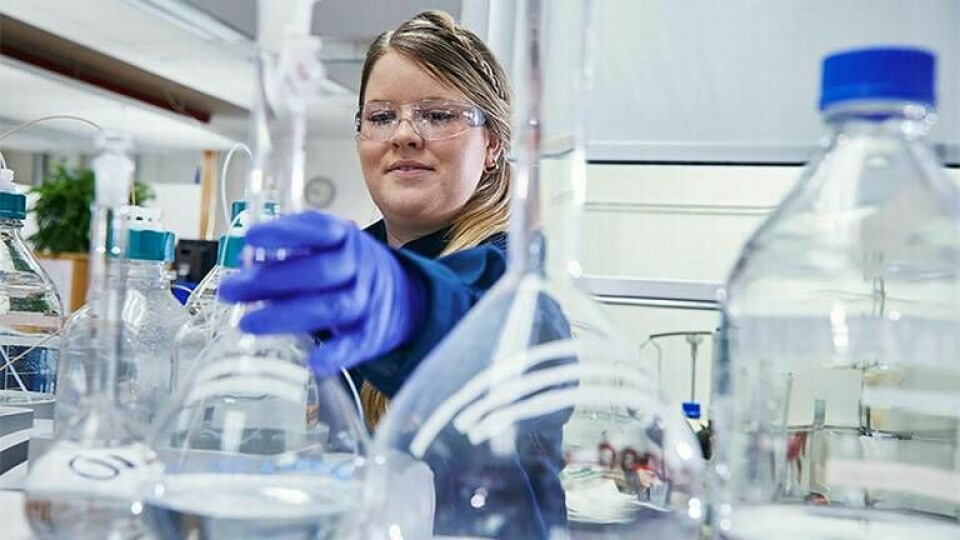 Louise Hansson analyserar Preems raffinerade produkter, bland annat talloljan som raffineras tills den går att blanda med fossil diesel. Foto: Patrik Johäll