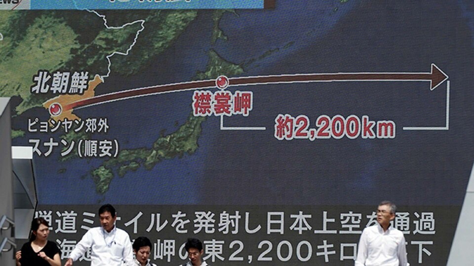 Människor går förbi en skärm som visar nyheten om att Nordkorea avfyrat en ny missil. Foto: Eugene Hoshiko Människor går förbi en skärm som visar nyheten om att Nordkorea avfyrat en ny missil. Foto: Eugene Hoshiko