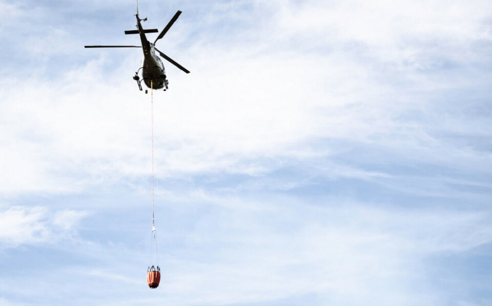 En helikopter vattenbombar det branddrabbade området runt Färila i Hälsingland sommaren 2018. Foto: Erik Simander/TT En helikopter vattenbombar det branddrabbade området runt Färila i Hälsingland sommaren 2018. Foto: Erik Simander/TT