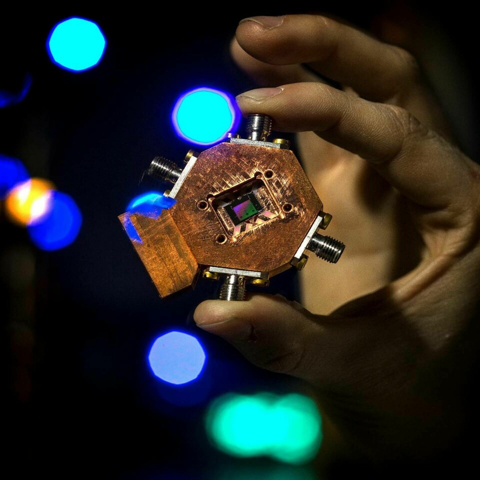 Mikrochip med tre supraledande kvantbitar. Foto: Sören Håkanlind
