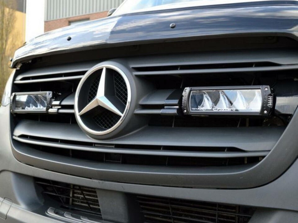 Rivian och Mercedes Benz i ett oväntat samarbete. Foto: 24 Meter Rivian och Mercedes Benz i ett oväntat samarbete. Foto: 24 Meter