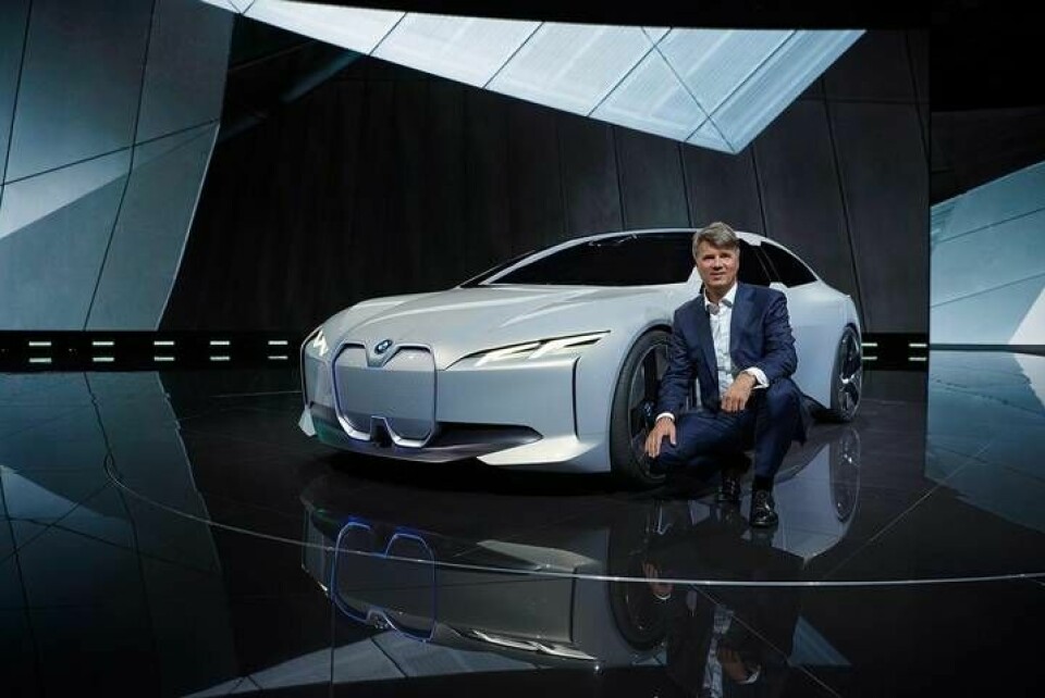 BMW vd Harald Krüger poserar med Vision Dynamics Concept Foto: BMW