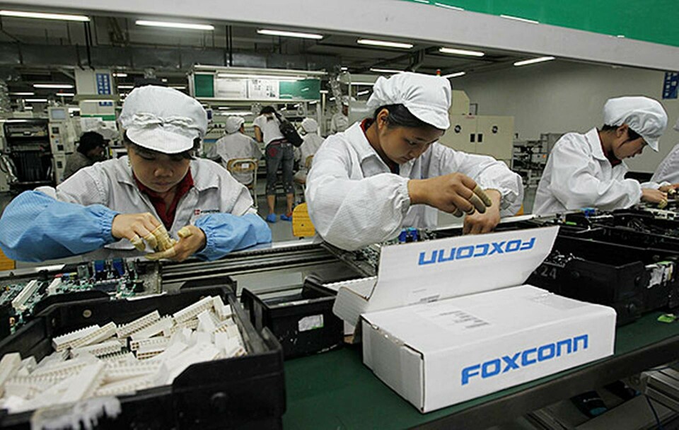 Arbetare på Foxconn-fabrik i Kina. Foto: Kin Cheung / TT