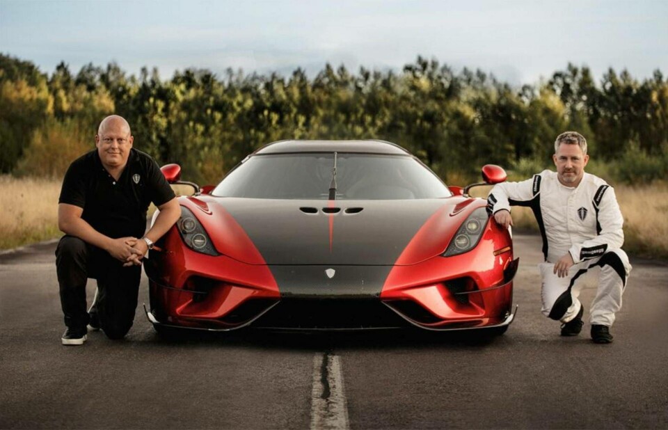 Christian von Koenigsegg och föraren Sonny Persson med ett exemplar av Regera. Foto: Koenigsegg Christian von Koenigsegg och föraren Sonny Persson med ett exemplar av Regera. Foto: Koenigsegg
