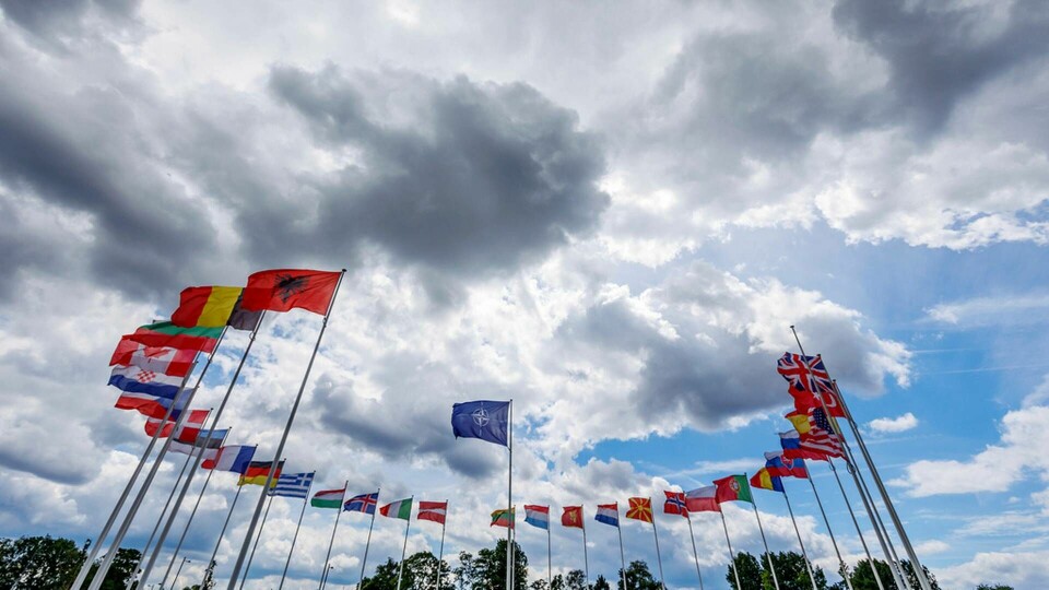 Flaggor utanför Natohögkvarteret i Bryssel. Foto: Olivier Matthys/AP/TT