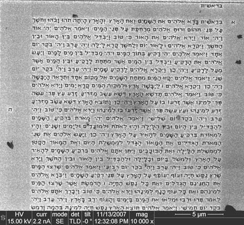 Bibeln fotograferad med 10 000 ggr förstoring. (Klicka för större bild) Foto: Russell Berrie Nanotechnology Institute. Bibeln fotograferad med 10 000 ggr förstoring. (Klicka för större bild) Foto: Russell Berrie Nanotechnology Institute.