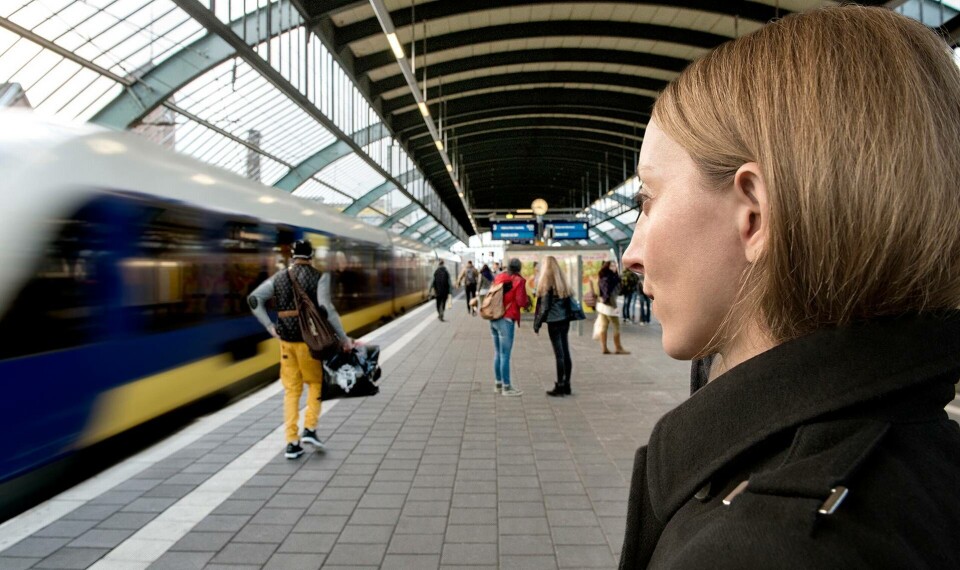 Tåget rusar förbi perrongen just som trafikutropet kommer i högtalarna - halva meddelandet försvann i larmet. Foto: Fraunhofer IDMT/Daniel Schmidt Tåget rusar förbi perrongen just som trafikutropet kommer i högtalarna - halva meddelandet försvann i larmet. Foto: Fraunhofer IDMT/Daniel Schmidt