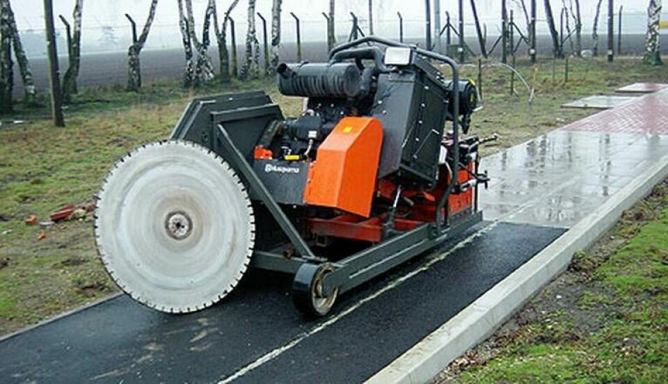Dellcron har utvecklat metoden för fiberdragning genom sågning i asfalt. Foto: Dellcron/Husqvarna