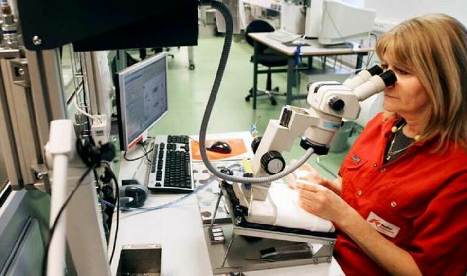 Ann Fredéus är operatör på en maskinbearbetningscell på Nobel Biocare i Karlskoga, där man byggt upp en fabrik som står modell för hela koncernens implantatproduktion. Foto: Petter Koubek