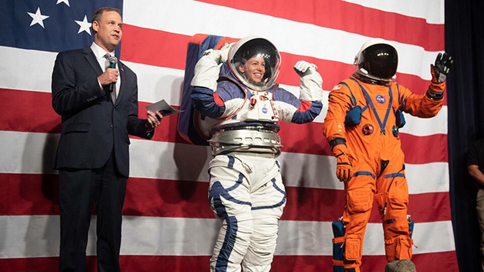 I oktober 2019 presenterade Nasa två rymddräkts-prototyper för månfärd. Den i mitten, kallad XEMU (Exploration Extravehicular Mobility Unit), är anpassad för att utforska ytan på månens sydpol. Den till höger är anpassad för uppskjutning och återfärd ombord rymdfarkosten Orion. Foto: TT/AP Photo/Kevin Wolf I oktober 2019 presenterade Nasa två rymddräkts-prototyper för månfärd. Den i mitten, kallad XEMU (Exploration Extravehicular Mobility Unit), är anpassad för att utforska ytan på månens sydpol. Den till höger är anpassad för uppskjutning och återfärd ombord rymdfarkosten Orion. Foto: TT/AP Photo/Kevin Wolf