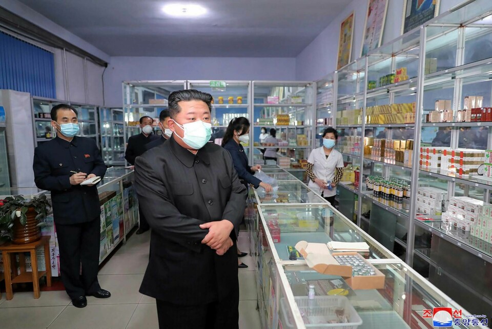 Den nordkoreanske ledaren Kim Jong-Un uppges besöka ett apotek i Pyongyang på söndagen. Bilden kommer från nordkoreanska regeringen. Foto: KCNA/AP/TT