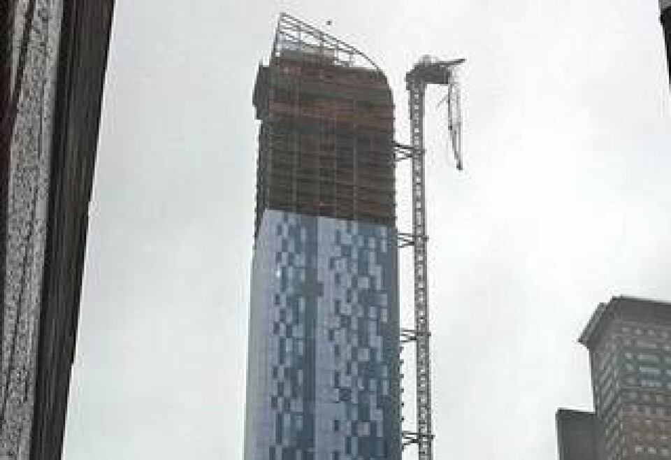 En byggnadskran på 74:e våningen av en mångmiljardersbyggnad på Manhattan riskerar att rasa. Foto: AP/Scanpix