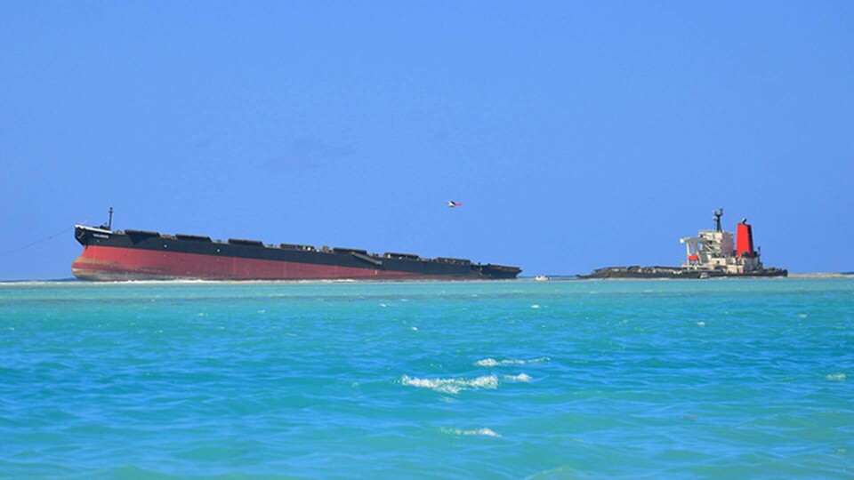 Det grundstötta fartyget MV Wakashio utanför Mauritius. Foto: Sumeet Mudhoo/AP/TT