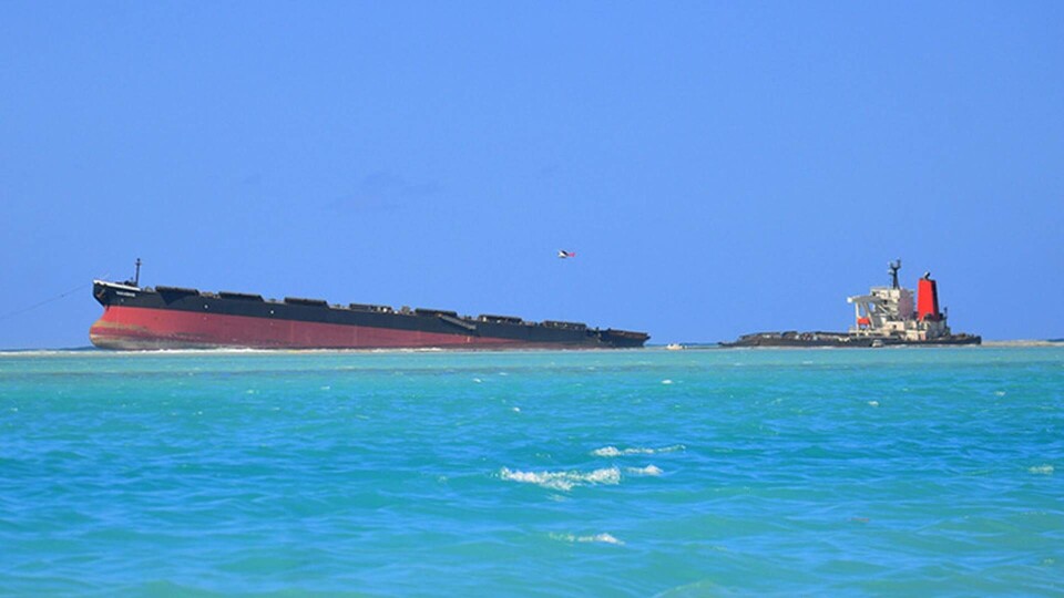 Det grundstötta fartyget MV Wakashio utanför Mauritius. Foto: Sumeet Mudhoo/AP/TT Det grundstötta fartyget MV Wakashio utanför Mauritius. Foto: Sumeet Mudhoo/AP/TT