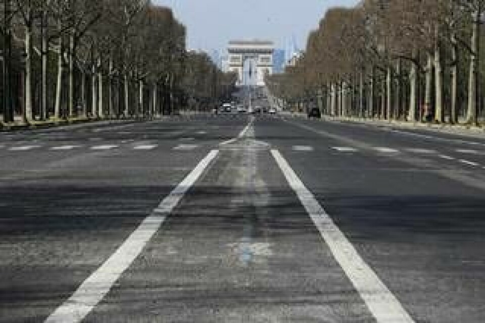 En i det närmaste bilfri Champs-Élysées i Paris, fotograferad den 19 mars. Foto: Michel Euler/AP/TT