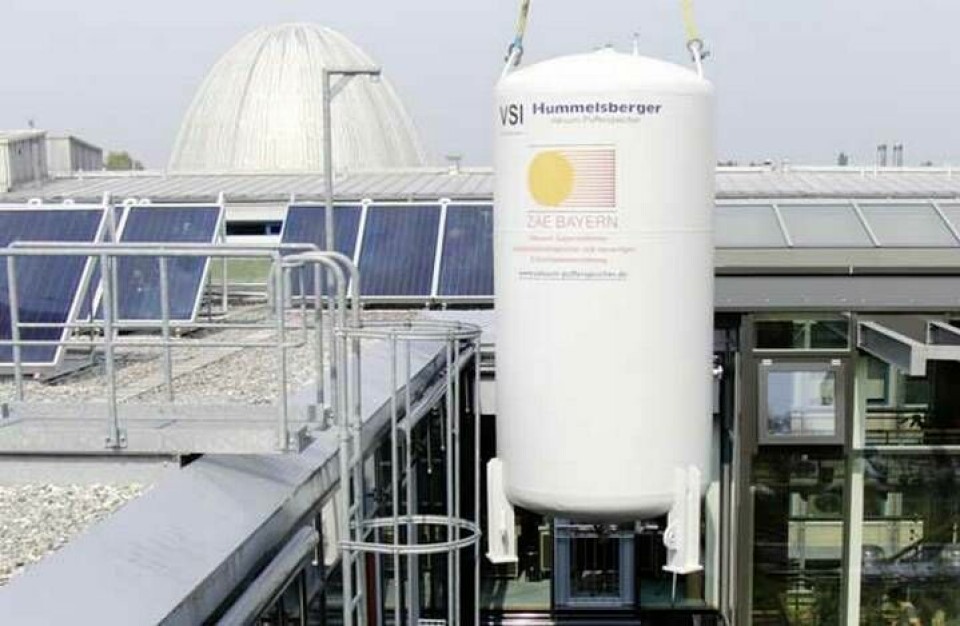 Vakuumtanken installeras vid centrum för tillämpad energiforskning. Foto: ZAE Bayern