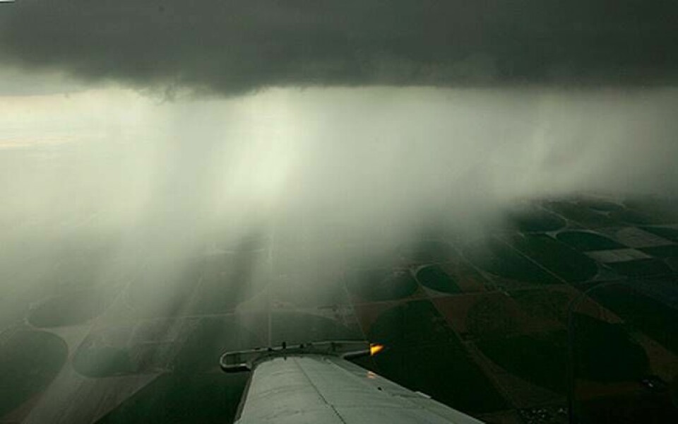Flygplan sprutar ut silverjodid under molnen för att framkalla regn, och styra var nederbörden ska ske. Bilden från Kansas i USA där molnsådd användes för att minska skador på skördarna. Foto: AP Photo/Charlie Riedel/Scanpix