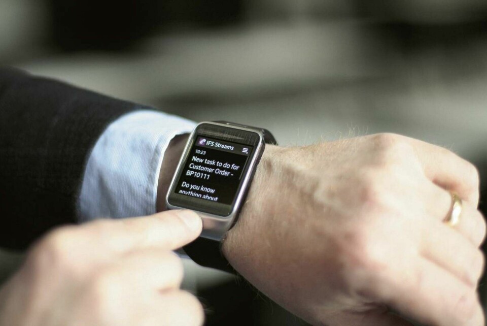 I ett pilotprojekt testar IFS att skicka uppdateringar från affärssystemet till en smart klocka. Foto: IFS