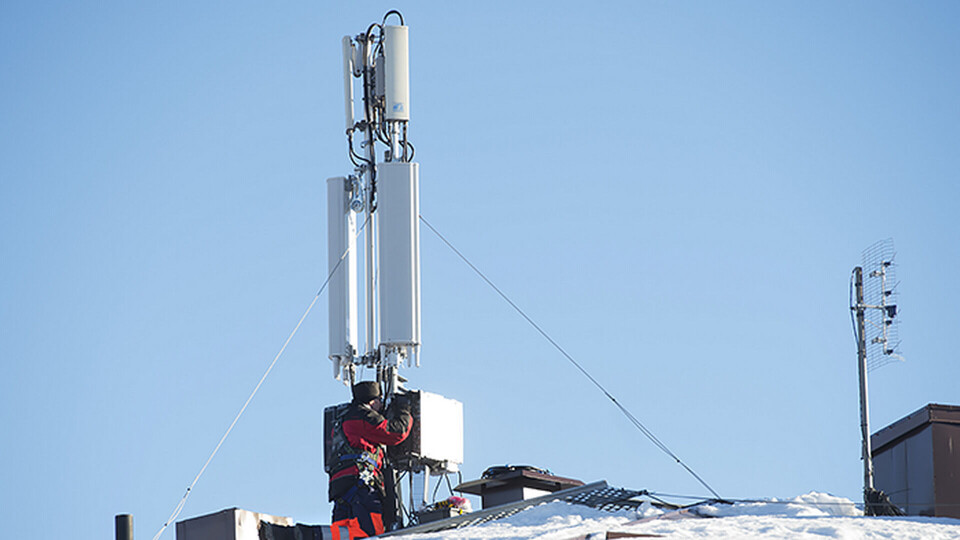 En reparatör utför service på en basstation tillhörande mobiltelefonnätet. Foto: Fredrik Sandberg / TT En reparatör utför service på en basstation tillhörande mobiltelefonnätet. Foto: Fredrik Sandberg / TT