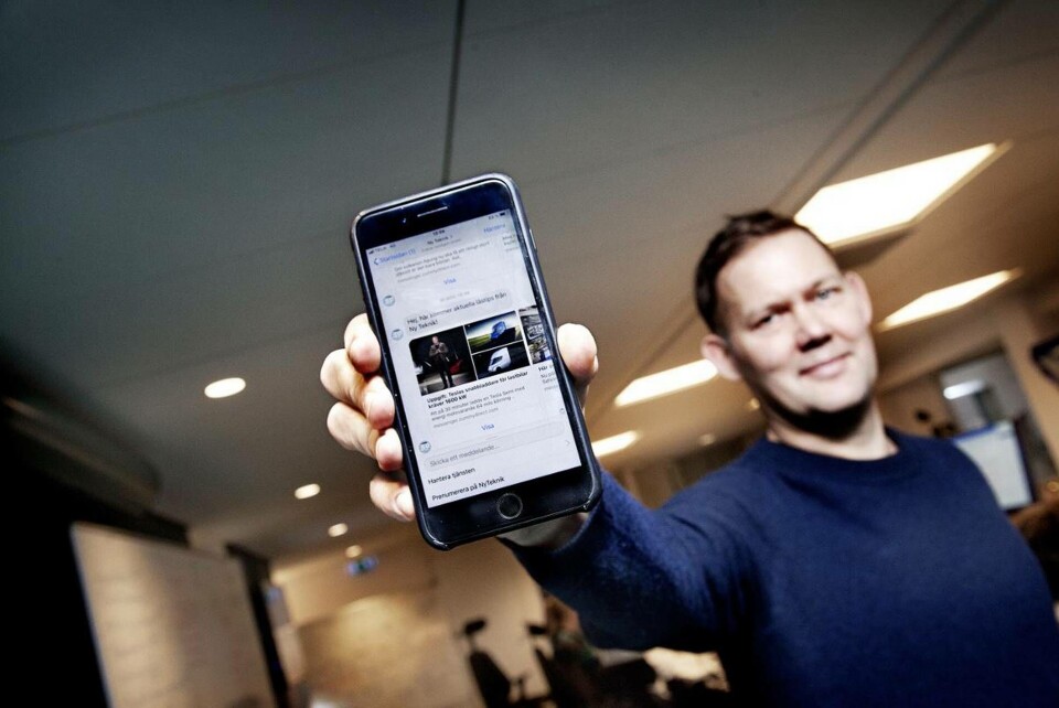 Ny Tekniks chefredaktör Per Danielson visar upp chattboten. Nyhetsbotens ai väljer ut nyheter som passar dig som läsare. Foto: Jörgen Appelgren Ny Tekniks chefredaktör Per Danielson visar upp chattboten. Nyhetsbotens ai väljer ut nyheter som passar dig som läsare. Foto: Jörgen Appelgren