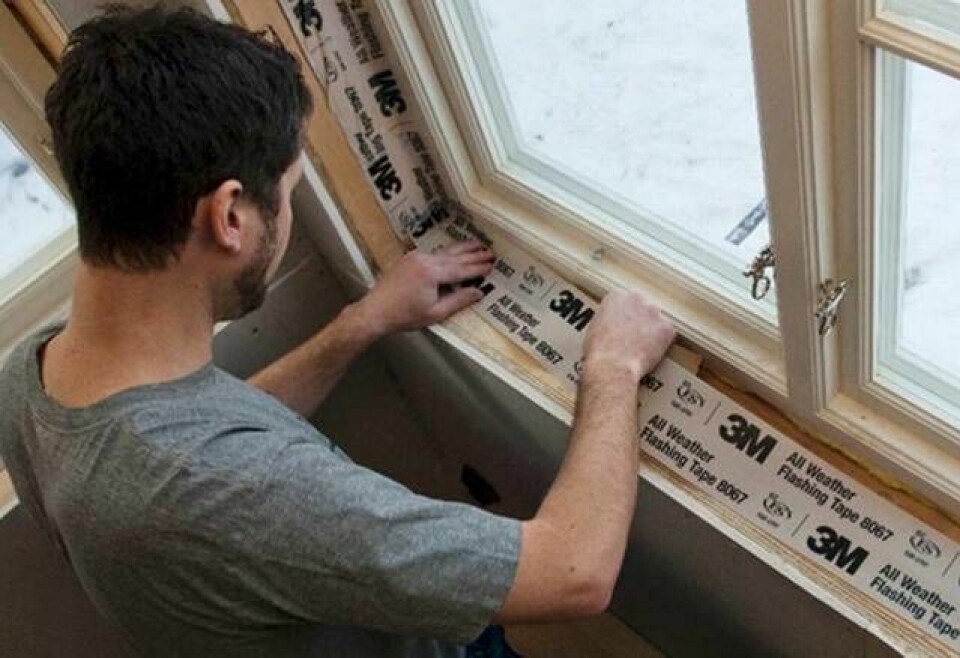 Tejpen kan användas i stället för fogmassa för att täta glipor runt fönster. Foto: 3M