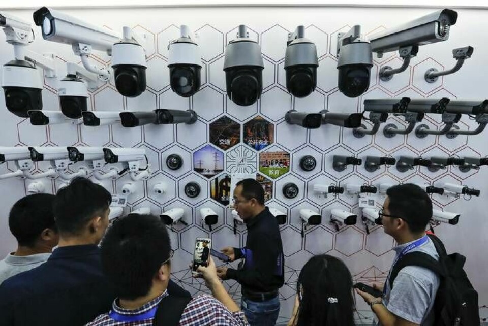 Kameror blir en viktig komponent när det så kallade 'internet of things' ska implementeras allt mer i samhället. På bilden syns besökare som studerar kameror från Huawei vid en mässa i Shenzhen i Kina i oktober 2019.
Foto: Andy Wong/AP/TT