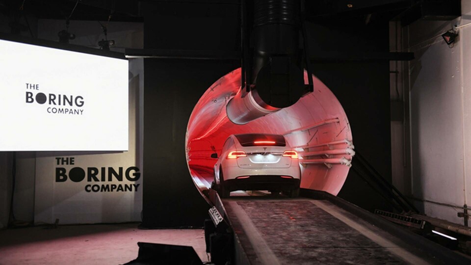 Testkörning av en av TBC:s tunnlar i Kalifornien. Bilen är en ombyggd Tesla Model X, men företaget skissar också på en ny typ av minibussar. Foto: Robyn Beck/AP/TT Testkörning av en av TBC:s tunnlar i Kalifornien. Bilen är en ombyggd Tesla Model X, men företaget skissar också på en ny typ av minibussar. Foto: Robyn Beck/AP/TT