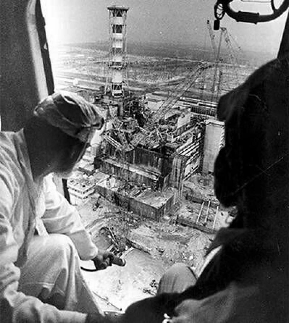 Det fjärde reaktorblocket i Tjernobyl havererade den 26 april 1986. Helikopterns passagerare ser skadorna efter explosionerna. Foto: APN