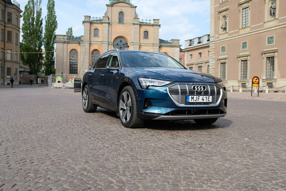 Audi E-tron 55 quattro snett framifrån. Notera kameran i stället för en vanlig backspegel. Foto: Felix Björklund Audi E-tron 55 quattro snett framifrån. Notera kameran i stället för en vanlig backspegel. Foto: Felix Björklund