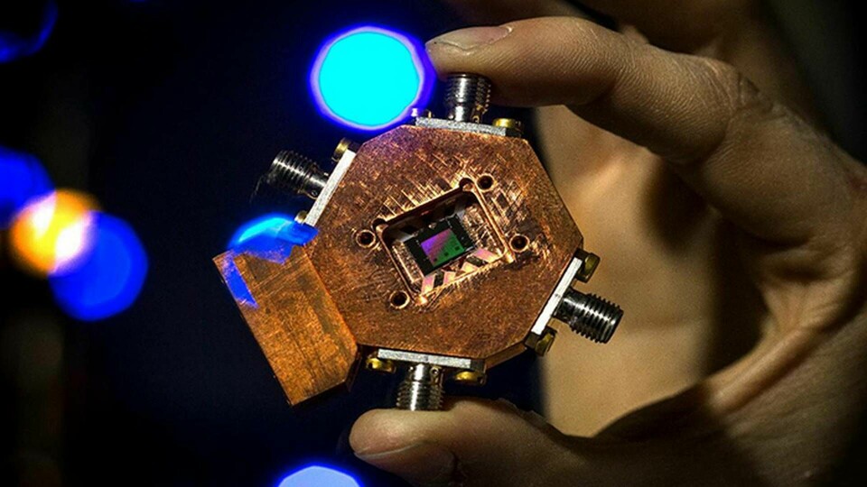 Säkerhet som bygger på kryptografi är sårbart för kvantdatorer. Här syns ett mikrochip med tre supraledande kvantbitar, framtaget av forskare på Chalmers. Foto: Sören Håkanlind