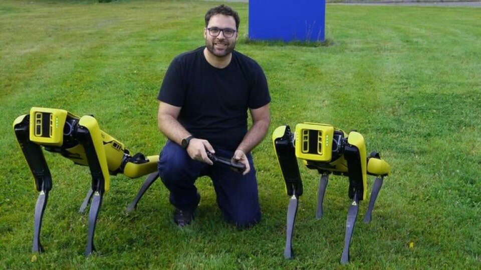 Nikolaos Petropoulos som är 1:e forskningsingenjör på LKAB i Kiruna. Här tillsammans med två robothundar från Boston Dynamics. Foto: LKAB