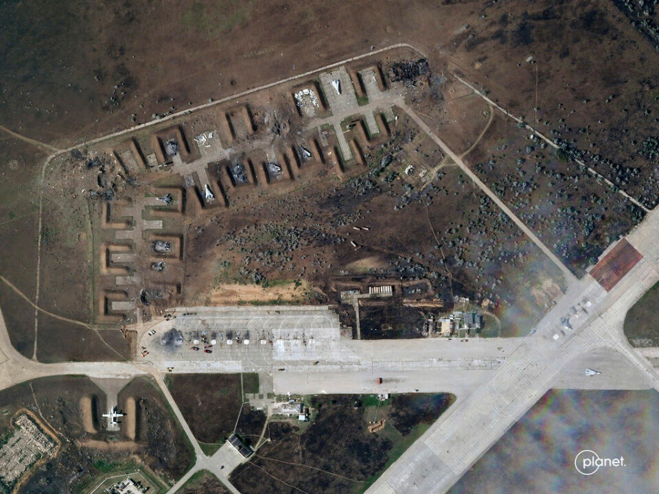 En satellitbild uppges visa förstörda flygplan på den ryska flygbasen Saky på Krim. Foto: Planet Labs PBC/AP/TT