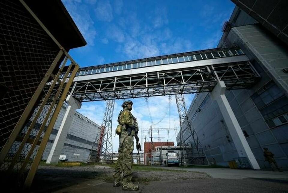 En rysk soldat på vakt vid kärnkraftverket Zaporizjzja. Bild från i maj. Foto: AP/TT