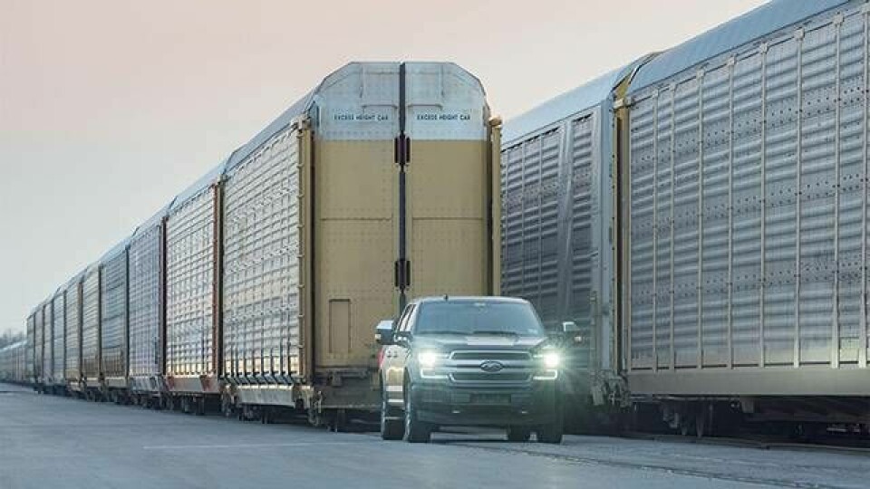 Bild från när batteridrivna Ford F-150 drar ett tåg.