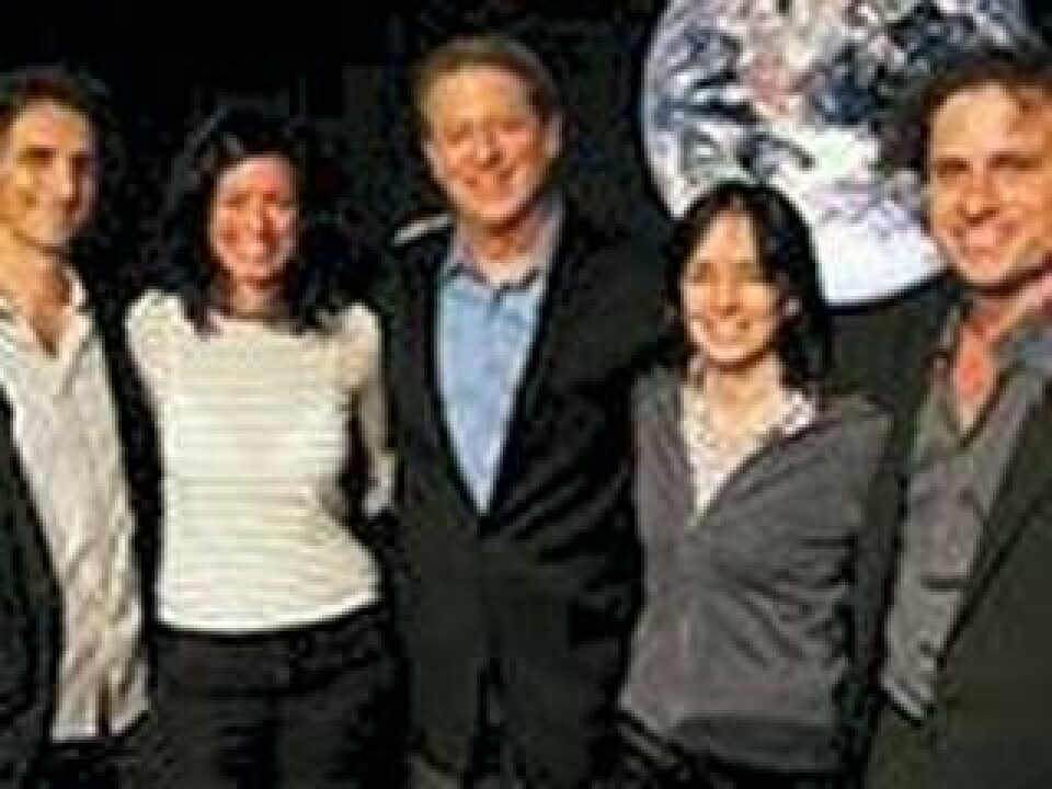 Al Gore poserar på hemsidan tillsammans med sina medarbetare i filmprojektet.