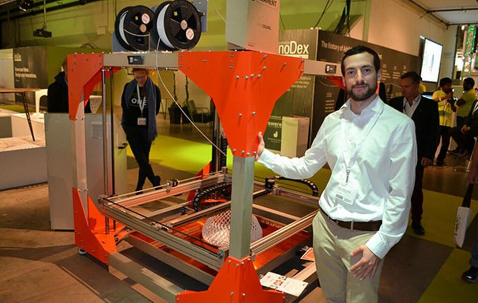 Adam de Kaminski har specialiserat sig på 3d-skrivarteknik med utbildning från Sverige och England. I Jönköping visade han upp jätteskrivaren från det tyska företaget Big Rep. Adam de Kaminski har specialiserat sig på 3d-skrivarteknik med utbildning från Sverige och England. I Jönköping visade han upp jätteskrivaren från det tyska företaget Big Rep.