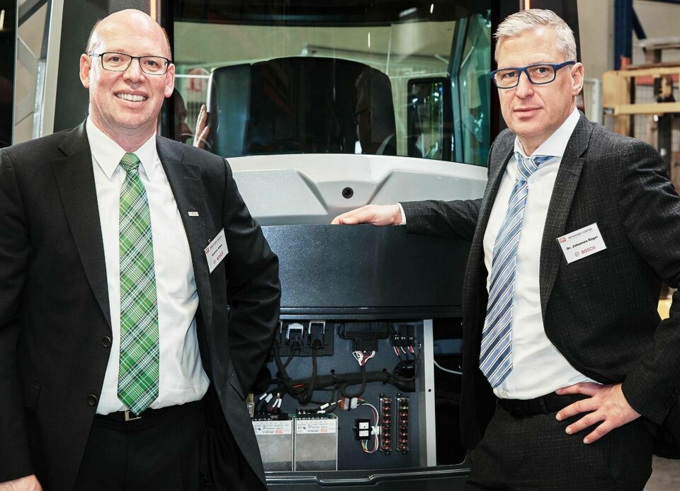Johannes-Jörg Rüger (till höger på bilden) är chef för kommersiella- och off road-fordon på Robert Bosch GmBH. Foto: Bosch