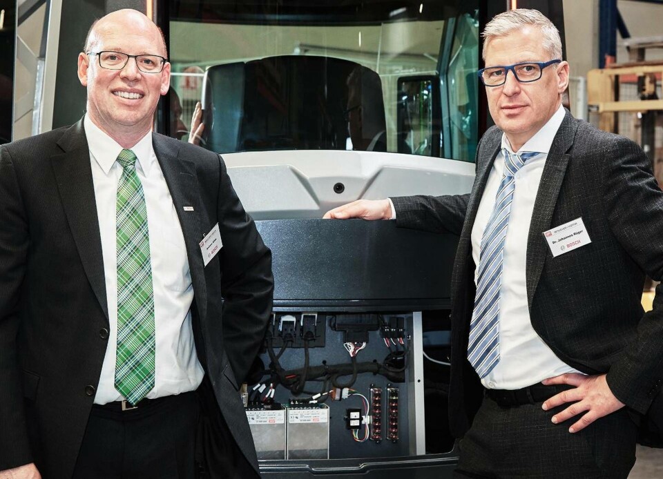 Johannes-Jörg Rüger (till höger på bilden) är chef för kommersiella- och off road-fordon på Robert Bosch GmBH. Foto: Bosch Johannes-Jörg Rüger (till höger på bilden) är chef för kommersiella- och off road-fordon på Robert Bosch GmBH. Foto: Bosch