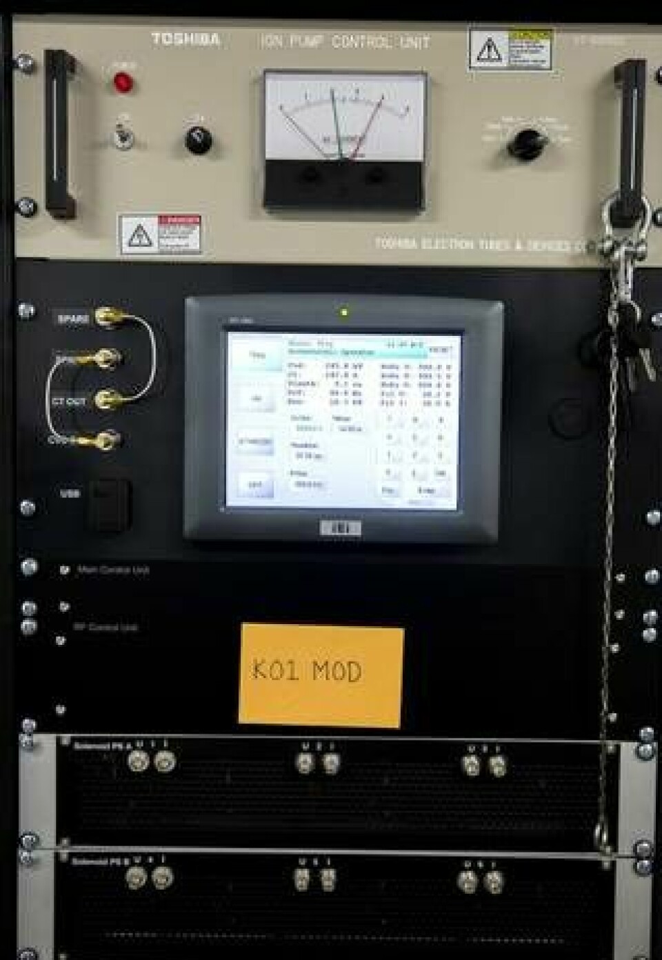 På modulatorernas displayer syns testvärdet som visar hur effekten till klystronen långsamt trappas upp. Foto: Daniel Nilsson