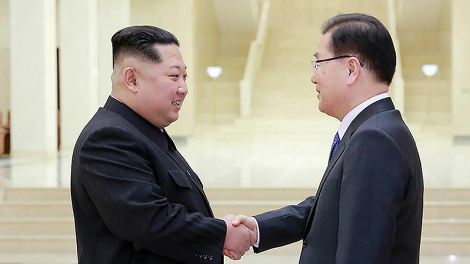 Nordkoreanska diktatorn Kim Jong Un skakar hand med Sydkoreas säkerhetsdirektör Chung Eui-yong i Pyongyang, i en bild bifogad av nordkorenska myndigheter. Foto: Korean Central News Agency/ Korea News Service via AP / TT